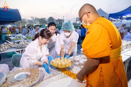 ภาพ No.200839:พิธีถวายภัตตาหารเป็นสังฆทาน แด่พระธรรมยาตรา ณ อนุสรณ์สถานบางปลา วัดบางปลา อำเภอบางเลน จังหวัดนครปฐม ในโครงการธรรมยาตรา กตัญญูบูชา มหาปูชนียาจารย์ พระมงคลเทพมุนี(สด จนฺทสโร) พระผู้ปราบมาร อนุสรณ์สถาน 7 แห่ง ปีที่ 13 วันที่ 24 มกราคม พ.ศ. 2568