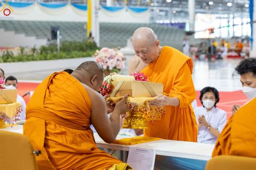 ภาพ No.85333:พิธีถวายมหาสังฆทานคณะสงฆ์ 2000 กว่าวัดทั่วประเทศปีที่ 23, พิธีถวายไทยธรรมคณะสงฆ์ 323 วัด 4 จังหวัดชายแดนภาคใต้, พิธีมอบปัจจัยช่วยเหลือครู 4 จังหวัดชายแดนภาคใต้ ณ สภาธรรมกายสากล วัดพระธรรมกาย ในวันสมาธิโลก อาทิตย์ที่ 6 สิงหาคม พ.ศ. 2566