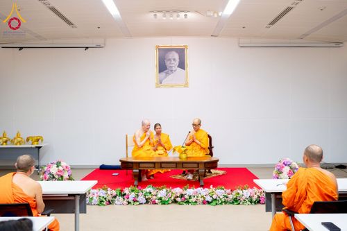 ภาพ No.222412:วันที่ 21 เมษายน พ.ศ. 2568 หลวงพ่อทัตตชีโวต้อนรับคณะสงฆ์ สปป.ลาว ณ อาคาร 100 ปี คุณยายมหารัตนอุบาสิกาจันทร์ ขนนกยูง วัดพระธรรมกาย