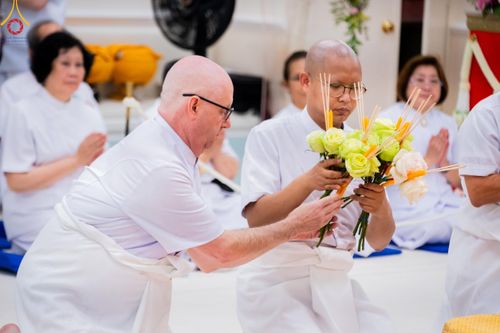 ภาพ No.144978:พิธีบรรพชา และอุปสมบท ธรรมทายาท โดยมี พระเดชพระคุณพระธรรมรัตนาภรณ์ เป็นพระอุปัชฌาย์ ยังความปลื้มปิติใจให้แก่ผู้ปกครอง และคณะญาติมิตร ณ วัดพระธรรมกายนิวเจอร์ซี  ประเทศสหรัฐอเมริกา