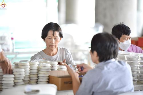 ภาพ No.239953:วันที่ 20-23 สิงหาคม พ.ศ. 2568 การเตรียมงานวันธรรมชัย ใส่ถ่านประทีป LED ที่วิหารคด 7 และ 25 วัดพระธรรมกาย