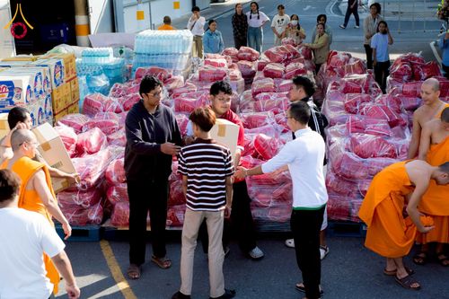 ภาพ No.273646:วันที่ 27 พฤศจิกายน พ.ศ. 2568 คณะศิษยานุศิษย์วัดพระธรรมกาย มูลนิธิธรรมกาย มอบอาหารและสิ่งของความช่วยเหลือให้พี่น้องชาวใต้ ผู้ประสบอุทกภัยน้ำท่วม