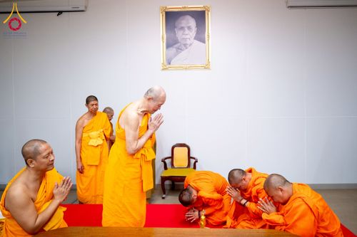 ภาพ No.222945:วันที่ 23 เมษายน พ.ศ. 2568 หลวงพ่อทัตตชีโวต้อนรับคณะสงฆ์ World Pec ณ อาคาร 100 ปี คุณยายมหารัตนอุบาสิกาจันทร์ ขนนกยูง วัดพระธรรมกาย