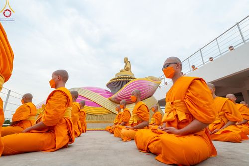 ภาพ No.118961:คณะพุทธบุตรธรรมยาตราร่วมปฏิบัติธรรม และถ่ายภาพหมู่ประวัติศาสตร์ ในโครงการธรรมยาตราฯ ปีที่ 12  วันที่ 25 มกราคม พ.ศ. 2567  ณ อาคารธรรมยาตรา กตัญญูบูชามหาปูชนียาจารย์  ตรงข้ามวัดปากน้ำภาษีเจริญ จ.กรุงเทพมหานคร