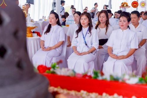 ภาพ No.224448:วันจันทร์ที่ 12 พฤษภาคม พ.ศ. 2568  ชาวพุทธในอินโดนีเซีย ร่วมฉลองวิสาขบูชาจุดประทีปกว่า 200,000 ดวง ณ พระมหาเจดีย์บรมพุทโธ  เจริญพุทธมนต์ถวาย “พระวชิรเกล้าเจ้าอยู่หัว”