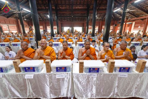 ภาพ No.202128:พิธีเจริญพระพุทธมนต์ ปฏิบัติธรรม มอบทุนการศึกษา ถวายสังฆทาน 108 วัด เพื่อถวายเป็นพุทธบูชา และขับเคลื่อนโครงการหมู่บ้านรักษาศีล 5 โดยคณะสงฆ์จังหวัดนครปฐม คณะศิษยานุศิษย์วัดพระธรรมกาย โครงการธรรมยาตรา ปีที่ 13 ณ วัดบางปลา อำเภอบางเลน จังหวัดนครปฐม