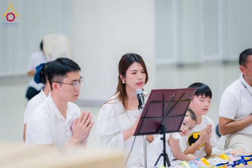 ภาพ No.60746:พิธีตักบาตรพระภิกษุสามเณร ธรรมทายาทระดับอุดมศึกษา วันเสาร์ที่ 20 เมษายน พ.ศ. 2567 ณ ห้องปฎิบัติธรรม ชั้นลอย มหารัตนวิหารคด 13 วัดพระธรรมกาย จ.ปทุมธานี