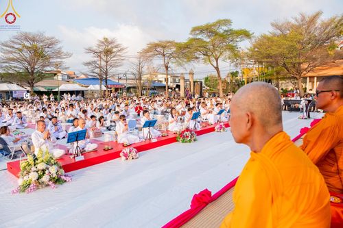 ภาพ No.58088:พิธีตักบาตรพระภิกษุและสามเณร 180 รูป ณ ลานองค์พระสมุทรเจดีย์ จ.สมุทรปราการ วันเสาร์ที่ 27 เมษายน พ.ศ. 2567