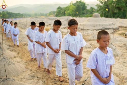 ภาพ No.63245:Photo Story  มหัศจรรย์วัดดงดินแดง Episode 1  พิธีปลงผมนาคธรรมทายาท  ในโครงการบรรพชาอุปสมบทหมู่ ฟื้นฟูพระพุทธศาสนาทั่วไทย วัดดงดินแดง ณ ลำน้ำแม่ตื่น อ.อมก๋อย จ.เชียงใหม่ วันที่ 2 เมษายน พ.ศ. 2567