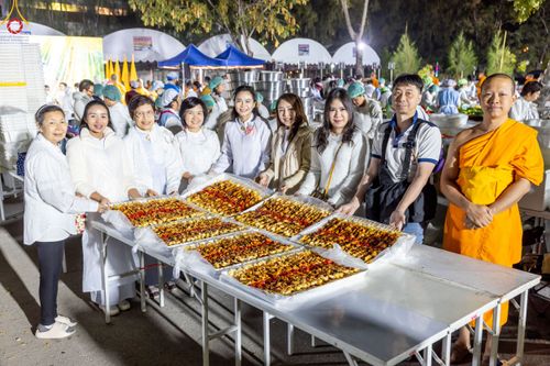ภาพ No.190422:สาธุชนถวายภัตตาหารเป็นสังฆทาน แด่พระธรรมยาตรา ณ อนุสรณ์สถานมหาวิหารพระมงคลเทพมุนี (โลตัสแลนด์) อ.สองพี่น้อง จ.สุพรรณบุรี ในโครงการธรรมยาตรา กตัญญูบูชา มหาปูชนียาจารย์ พระมงคลเทพมุนี(สด จนฺทสโร) พระผู้ปราบมาร แห่ง ปีที่ 13 วันที่ 7 มกราคม พ.ศ.2568