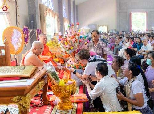 ภาพ No.166684:พิธีทอดกฐิน ณ วัดด่าน กรุงเทพมหานคร ในโครงการกฐินสามัคคีทั่วไทย 30,000 วัด บูชาธรรม 80 ปี หลวงพ่อธัมมชโย โดยคณะศิษยานุศิษย์วัดพระธรรมกาย วันที่ 23 ตุลาคม พ.ศ. 2567