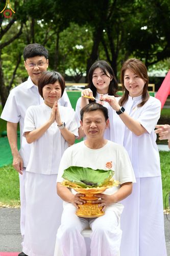 ภาพ No.143850:พิธีตัดปอยผม โครงการอุปสมบทหมู่ พระธรรมทายาทนานาชาติ (ภาษาจีน) รุ่นที่ 19 วันอาทิตย์ที่ 7 กรกฎาคม พ.ศ. 2567 ณ สนามหญ้า หน้าบ้านแก้วอาสาสมัคร วัดพระธรรมกาย