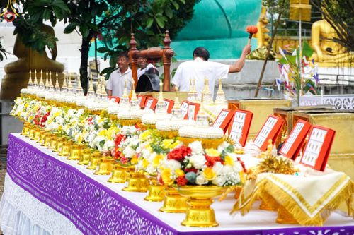 ภาพ No.88504:พิธีถวายพระบรมสารีริกธาตุ องค์พระธรรมกาย ดวงแก้วและรัตนชาติ เพื่อประดิษฐานในพระเจดีย์องค์บริวารของพระธาตุหลวงเงินยวง ณ อำเภอแม่จัน จังหวัดเชียงราย ในวันที่ 17 กันยายน พ.ศ. 2566