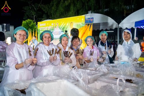 ภาพ No.194874:พิธีถวายภัตตาหารเป็นสังฆทาน แด่พระธรรมยาตรา ณ อนุสรณ์สถานมหาวิหารพระมงคลเทพมุนี (โลตัสแลนด์) อ.สองพี่น้อง จ.สุพรรณบุรี ในโครงการธรรมยาตรา กตัญญูบูชา มหาปูชนียาจารย์ พระมงคลเทพมุนี(สด จนฺทสโร) พระผู้ปราบมาร แห่ง ปีที่ 13 วันที่ 14 มกราคม พ.ศ.2568