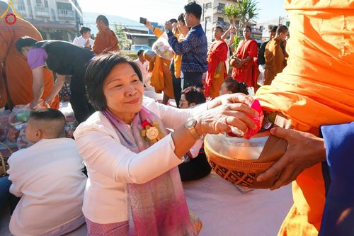 ภาพ No.187119:พิธีตักบาตรพระ ๕๐๐ รูป "สร้างบุญใหญ่ ส่งท้ายปีเก่า ต้อนรับปีใหม่ ๒๕๖๘" วันเสาร์ที่ ๒๘ ธันวาคม พ.ศ. ๒๕๖๗ ณ ถนนหน้าที่ว่าการอำเภอภูเรือ จังหวัดเลย