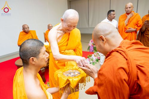 ภาพ No.223008:วันที่ 24 เมษายน พ.ศ. 2568 หลวงพ่อทัตตชีโวต้อนรับคณะสงฆ์ศรีลังกา ณ อาคาร 100 ปี คุณยายมหารัตนอุบาสิกาจันทร์ ขนนกยูง วัดพระธรรมกาย