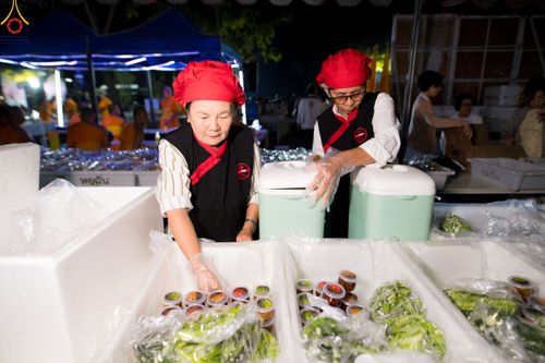 ภาพ No.189384:พิธีถวายภัตตาหารเป็นสังฆทาน แด่พระธรรมยาตรา ในโครงการธรรมยาตรา กตัญญูบูชา มหาปูชนียาจารย์ พระมงคลเทพมุนี(สด จนฺทสโร) พระผู้ปราบมาร อนุสรณ์สถาน 7 แห่ง ปีที่ 13 ณ อนุสรณ์สถานมหาวิหารพระมงคลเทพมุนี (โลตัสแลนด์) อ.สองพี่น้อง จ.สุพรรณบุรี วันที่ 5 มกราคม 2568