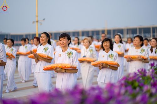 ภาพ No.133688:พิธีเวียนประทักษิณและพิธีวันทาเจดีย์ โครงการบรรพชาสามเณร ฟื้นฟูพระพุทธศาสนาทั่วไทย ณ วัดพระธรรมกาย วันเสาร์ที่ 6 เมษายน พ.ศ. 2567