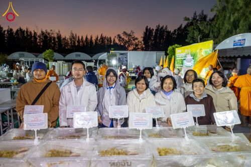 ภาพ No.194342:พิธีถวายภัตตาหารเป็นสังฆทาน แด่พระธรรมยาตรา ณ อนุสรณ์สถานมหาวิหารพระมงคลเทพมุนี (โลตัสแลนด์) อ.สองพี่น้อง จ.สุพรรณบุรี ในโครงการธรรมยาตรา กตัญญูบูชา มหาปูชนียาจารย์ พระมงคลเทพมุนี(สด จนฺทสโร) พระผู้ปราบมาร ปีที่ 13 วันที่ 13 มกราคม พ.ศ.2568