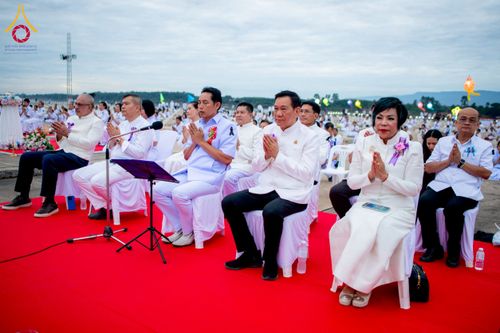 ภาพ No.266073:วันพุธที่ 5 พฤศจิกายน พ.ศ. 2568 (วันพระ ขึ้น 15 ค่ำ เดือน 12) พิธีจุดประทีปโคมลาน, โคมลอย และลอยกระทง ถวายประทีปเป็นพุทธบูชา สร้างความสว่างไสวให้กับแผ่นดินด้วยแสงธรรม ณ พุทธอุทยานนานาชาติ จังหวัดหนองคาย