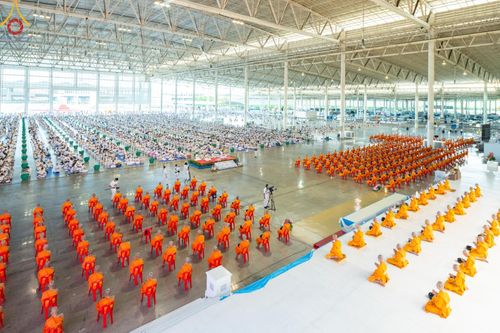 ภาพ No.150969:พิธีตักบาตร ในวันอาทิตย์ต้นเดือน วันที่ 1 กันยายน พ.ศ. 2567 ณ สภาธรรมกายสากล วัดพระธรรมกาย