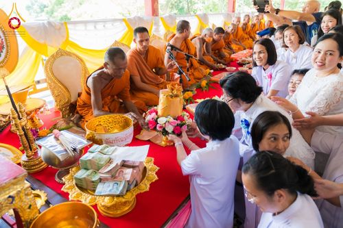 ภาพ No.182457:พิธีทอดกฐิน ณ วัดโปรยฝน จ.ปทุมธานี ในโครงการทอดกฐินสามัคคีทั่วไทย 30,000 วัด บูชาธรรม 80 ปี หลวงพ่อธัมมชโย โดยคณะศิษยานุศิษย์วัดพระธรรมกาย วันที่ 9 พฤศจิกายน พ.ศ. 2567