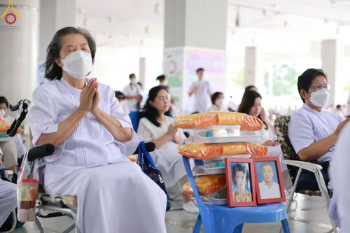 ภาพ No.91521:พิธีบุพเปตพลี ครั้งที่ 142 ร่วมอุทิศบุญแด่หมู่ญาติที่ล่วงลับไปแล้ว และสืบทอดอายุพระพุทธศาสนา วันอาทิตย์ที่ 29 ตุลาคม พ.ศ. 2566 (วันพระขึ้น 15 ค่ำ เดือน 11) ณ หอฉันคุณยายอาจารย์ฯ วัดพระธรรมกาย