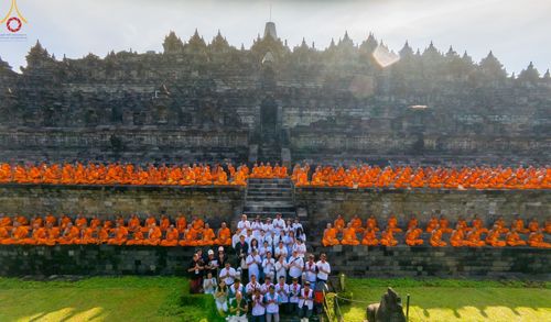 ภาพ No.105131:สามเณรธรรมทายาทชาวอินโดนีเซียกว่า 1,000 รูป นั่งสมาธิ และเวียนประทักษิณ ณ มหาเจดีย์บุโรพุทโธ ประเทศอินโดนีเซีย ในวันที่ 26 ธันวาคม พ.ศ. 2566