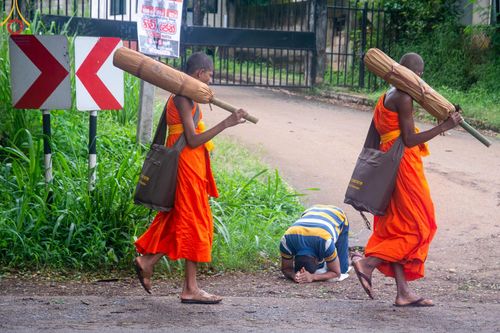 ภาพ No.140654:PhotoStory มหาศรัทธา ธรรมยาตราศรีลังกา EP.4 โครงการสยาม-ลังกา ธรรมยาตรา ฉลองเทศกาลวิสาขบูชาแห่งชาติ ศรีลังกา  บูชาธรรม 80 ปีหลวงพ่อธัมมชโย เส้นทางจาก เมืองดัมบูลลา ไปยัง เมืองมาตะเล  ตั้งแต่วันที่ 17-20 พฤษภาคม พ.ศ. 2567
