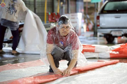 ภาพ No.245794:วันที่ 13-14 กันยายน พ.ศ. 2568 เจ้าหน้าที่ทุกสถานะ ทุกส่วนงาน ร่วมแรงร่วมใจ ปฏิบัติหน้าที่ เตรียมงาน เก็บงาน ตักบาตรพระ 555 รูป อ.เบตง จยะลา