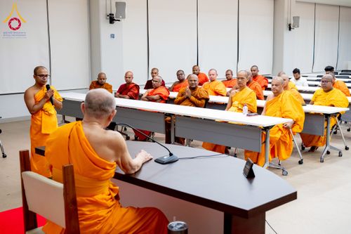 ภาพ No.222530:วันที่ 21 เมษายน พ.ศ. 2568 หลวงพ่อทัตตชีโวต้อนรับคณะสงฆ์ศรีลังกา ณ อาคาร 100 ปี คุณยายมหารัตนอุบาสิกาจันทร์ ขนนกยูง วัดพระธรรมกาย