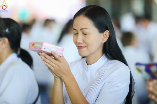 ภาพ No.86809:พิธีตักบาตร , พิธีบูชาข้าวพระ , พิธีจุดเทียนใจ ไฟนิรันดร์ อนันตชัย ในวันอาทิตย์ต้นเดือน 3 กันยายน พ.ศ. 2566 ณ วัดพระธรรมกาย