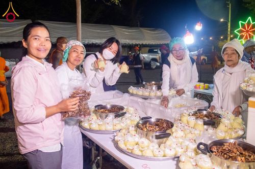 ภาพ No.196328:พิธีถวายภัตตาหารเป็นสังฆทาน แด่พระธรรมยาตรา ณ วัดโบสถ์(บน) ตำบลบางคูเวียง อำเภอบางกรวย จังหวัดนนทบุรี ในโครงการธรรมยาตรา กตัญญูบูชา มหาปูชนียาจารย์ พระมงคลเทพมุนี(สด จนฺทสโร) พระผู้ปราบมาร อนุสรณ์สถาน 7 แห่ง ปีที่ 13 วันที่ 17 มกราคม พ.ศ. 2568