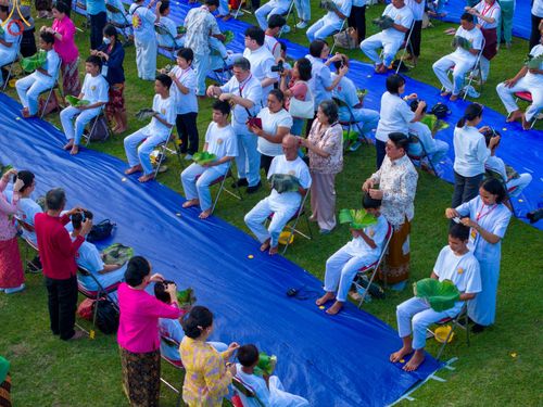 ภาพ No.102735:พิธีตัดปอยผม และปลงผมธรรมทายาท ชาวอินโดนีเซียกว่า 1,000 คน ณ มหาเจดีย์บุโรพุทโธ ประเทศอินโดนีเซีย อบรมระหว่างวันที่ 16-28 ธันวาคม พ.ศ. 2566