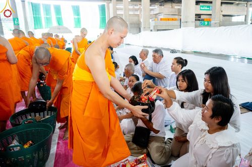 พิธีตักบาตรฉลองพระใหม่ ในโครงการอุปสมบทหมู่ธรรมทายาท ระดับอุดมศึกษา รุ่นที่ 51 ภาคฤดูฝน ณ วัดพระธรรมกาย จ.ปทุมธานี วันเสาร์ที่ 22 มิถุนายน พ.ศ. 2567
