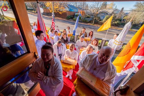 ภาพ No.100918:พิธีทอดกฐินบรมจักรพรรดิสร้างทุกสิ่ง ณ วัดพระธรรมกายออเรกอน ประเทศสหรัฐอเมริกา  วันอาทิตย์ ที่ 26 พฤศจิกายน พ.ศ. 2566