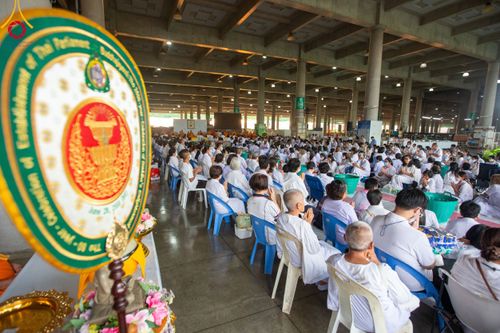 ภาพ No.115442:พิธีตักบาตรฉลองพระใหม่ ในโครงการอุปสมบทหมู่บูชาธรรม 115 ปี คุณยายอาจารย์มหารัตนอุบาสิกาจันทร์ ขนนกยูง วันที่ 19  มกราคม พ.ศ. 2567 ณ มหารัตนวิหารคด วัดพระธรรมกาย