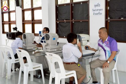 ภาพ No.230317:วันจันทร์ที่ 30 มิถุนายน พ.ศ. 2568 เจ้าอาวาสวัดพระธรรมกาย เยี่ยมอนุโมทนาให้กำลังใจ บุคลากรทางการแพทย์-เจ้าหน้าที่ผู้ปฏิบัติงาน โครงการรถตัดแว่นสายตาเคลื่อนที่สภากาชาดไทย เพื่อเด็กนักเรียนในชนบท พื้นที่จังหวัดปทุมธานี