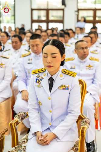 ภาพ No.179567:พิธีเจริญพระพุทธมนต์ พิธีทำบุญตักบาตรถวายพระราชกุศล และพิธีวางพานพุ่มดอกไม้ถวายราชสักการะ  แด่พระบาทสมเด็จพระบรมชนกาธิเบศร มหาภูมิพลอดุลยเดชมหาราช บรมนาถบพิตร เนื่องในวันคล้ายวันพระบรมราชสมภพ วันชาติ และวันพ่อแห่งชาติ วันพฤหัสบดีที่ 5 ธันวาคม พ.ศ. 2567 ณ