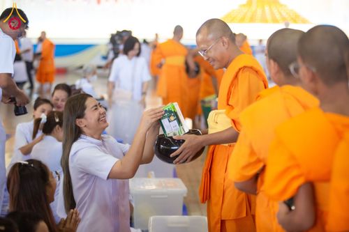 ภาพ No.209304:วันอาทิตย์ที่ 2 มีนาคม พ.ศ. 2568 พิธีตักบาตร ข้าวสารอาหารแห้ง ณ บ้านแก้วเรือนทองคุณยายฯ สภาธรรมกายสากล วัดพระธรรมกาย