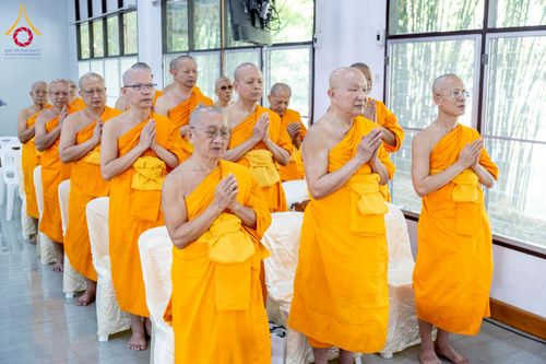 ภาพ No.276659:วันเสาร์ที่ 6 ธันวาคม พ.ศ. 2568 พิธีมุทิตาสักการะ เนื่องในโอกาสที่พระเดชพระคุณพระพรหมดิลก เจ้าอาวาสวัดสามพระยา วรวิหาร เมตตาเป็นประธานในพิธีตั้งฐานานุกรมใน พระราชวิเทศวชิรเวที (บัณฑิต วรปญฺโญ) ผู้ช่วยเจ้าอาวาสวัดพระธรรมกาย (ไวโรจน์ วิโรจโน) ผู้ช่วยเจ้าอา