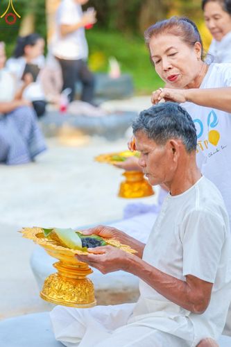 ภาพ No.180352:พิธีตัดปอยผม ปลงผม นาคธรรมทายาท ในโครงการบรรพชาอุปสมบทหมู่ บูชาธรรมมหาปูชนียาจารย์ 2567  วันที่ 4 ธันวาคม พ.ศ. 2567 ณ ศูนย์ปฏิบัติธรรมแก้วภูเรือ จ.เลย