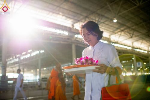 ภาพ No.92082:พิธีตักบาตร ในวันทอดกฐินสามัคคี ประจำปีพุทธศักราช 2566 วันอาทิตย์ต้นเดือนที่ 5 พฤศจิกายน พ.ศ. 2566 ณ สภาธรรมกายสากล วัดพระธรรมกาย จ.ปทุมธานี