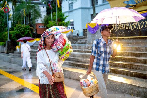 ภาพ No.226049:วันอาทิตย์ที่ 25 พฤษภาคม พ.ศ. 2568 พิธีตักบาตรพระ 1,000 รูปเมืองตรัง ครบรอบ 110 ปี เมืองทับเที่ยง ถวายเป็นพุทธบูชา ถวายเป็นพระราชกุศลแด่รัชกาลที่ 10 และอุทิศส่วนกุศลแด่อดีตเจ้าเมืองตรัง และบรรพบุรุษ ณ บริเวณหน้าศาลากลางจังหวัดตรัง ถนนพระราม 6