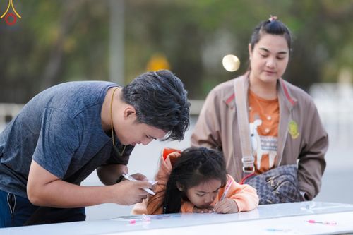 ภาพ No.193836:วัดพระธรรมกาย จัดงานวันเด็กแห่งชาติ ประจำปี พ.ศ.2568 ออกร้านอาหาร 200 ร้าน มอบของขวัญหลายหมื่นชิ้น วันที่ 12 มกราคม พ.ศ. 2568 วัดพระธรรมกาย อ.คลองหลวง จ.ปทุมธานี