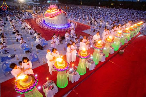 ภาพ No.129576:พิธีจุดประทีป 10,000 ดวง น้อมถวายเป็นพุทธบูชา ณ มหารัตนเจดีย์สิริปทุมสวรรค์ (เจดีย์อริยพุทธะ 5 พระองค์) ศูนย์ปฏิบัติธรรมภาคใต้ อ.บางกล่ำ จ.สงขลา  วันที่ 10 มีนาคม พ.ศ. 2567