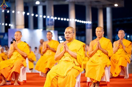 ภาพ No.160960:พิธีฉลองชัยสวดมนต์บทธัมมจักกัปปวัตนสูตร ครบ 6,788,140,140 จบ ณ มหารัตนวิหารคด วัดพระธรรมกาย วันที่ 10 ตุลาคม พศ. 2567