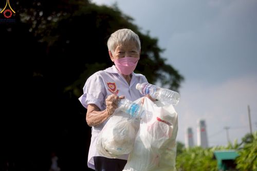 ภาพ No.220436:วันที่ 23-25 เมษายน พ.ศ. 2568 เจ้าหน้าที่และสาธุชนช่วยกัน รับบุญเก็บงานวันคุ้มครองโลก ณ วัดพระธรรมกาย