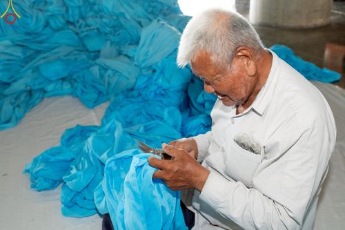 ภาพ No.220745:วันที่ 24-25 เมษายน พ.ศ. 2568 การเก็บงาน ผ้ารับประเคน ผ้าระบาย โต๊ะ เก้าอี้  ภายหลังงานวันคุ้มครองโลก ณ วัดพระธรรมกาย