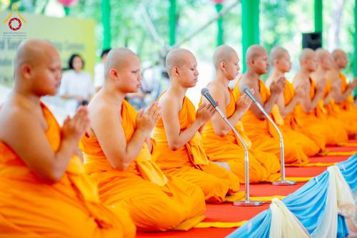 ภาพ No.223710:วันอาทิตย์ที่ 11 พฤษภาคม พ.ศ. 2568 พิธีอุปสมบทสามเณรเปรียญธรรมอุปสมบทอุทิศชีวิต 9 รูป อุบาสก 1 ท่าน ณ อุโบสถพระไตรปิฏกวัดพระธรรมกาย